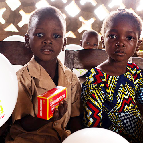 Bambino con saponetta donata da CARA Africa al villaggio di Domè in Benin